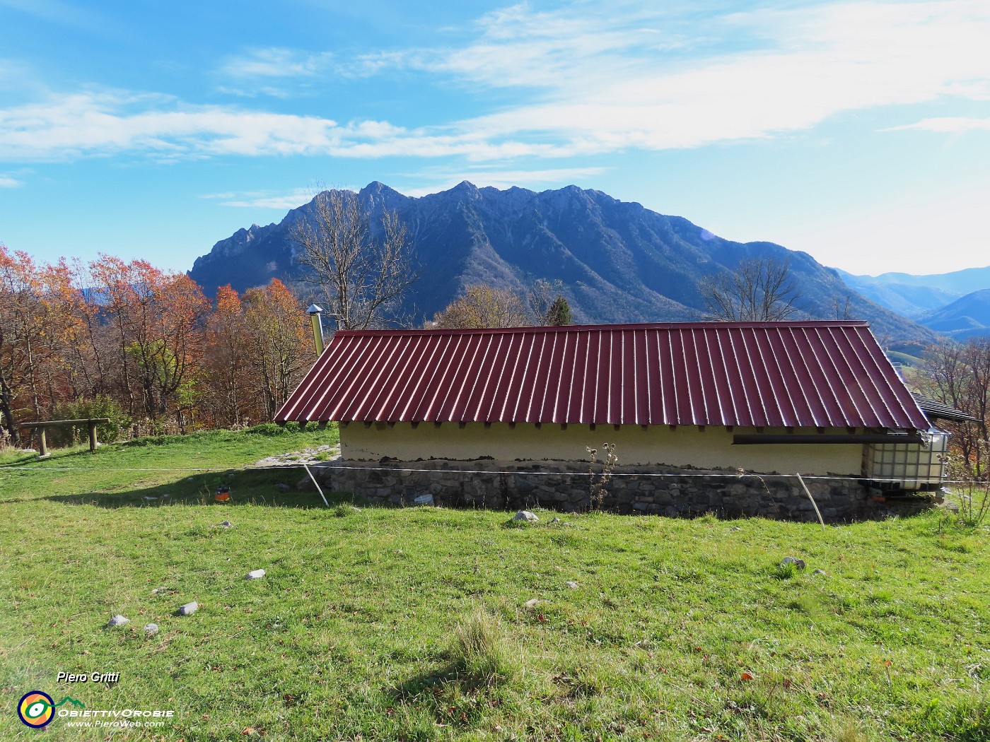 52 Baita Cascinetto-Amici del Menna (1470 m) con vista in Alben.JPG